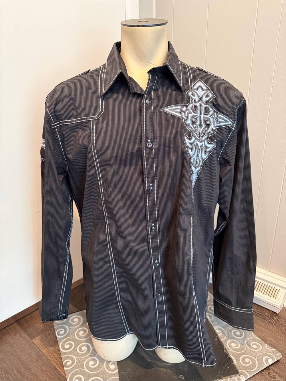 Roar Buckle Men’s XXL Black Button-Down Shirt with Embroidered Cross Detail